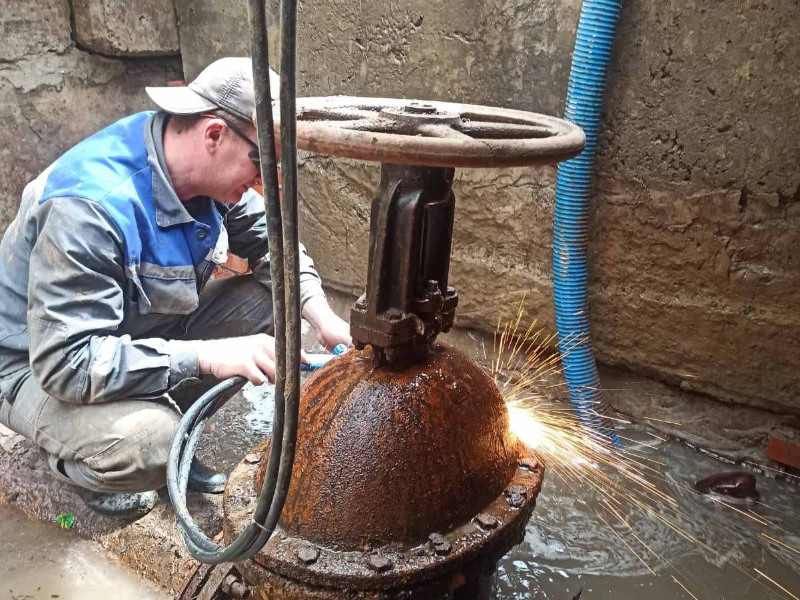 У Новобаварському районі оперативно відновлюють подачу води