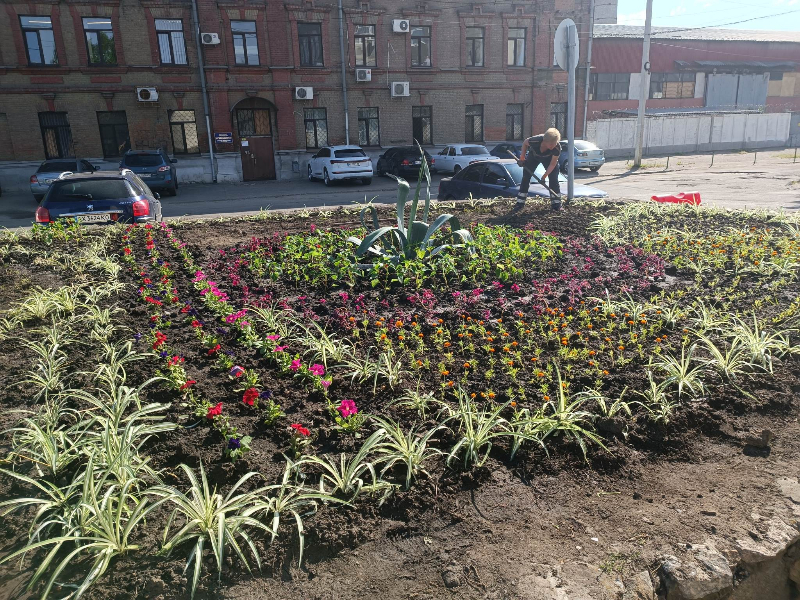 На КП «Харківводоканал» створили клумбу за мотивами вишиванок