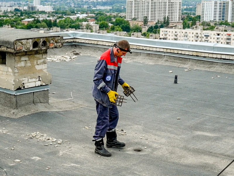 У Харкові встановлюють захисні решітки на внутрішньобудинкові зливові системи