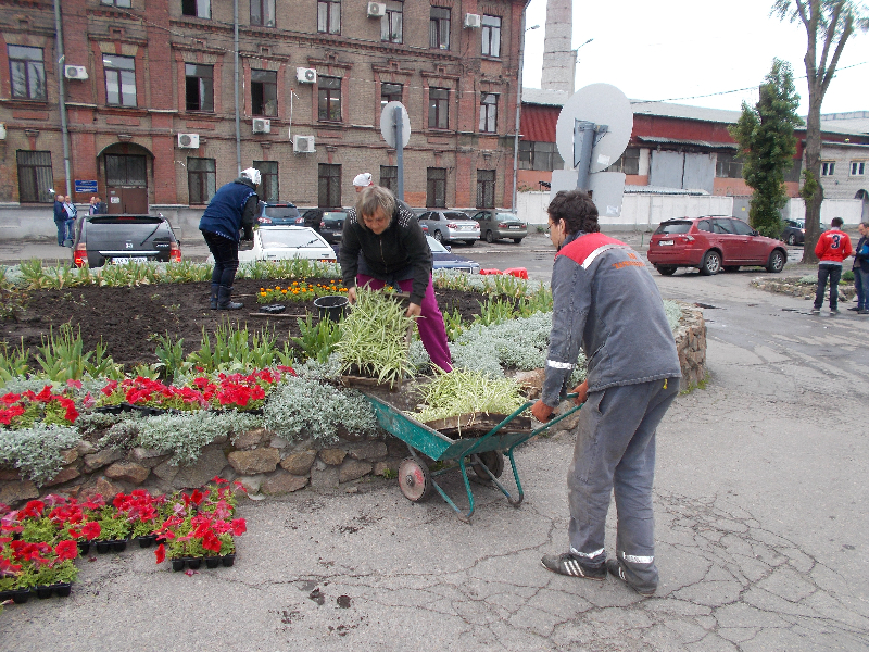 На КП «Харківводоканал» висаджують квіти