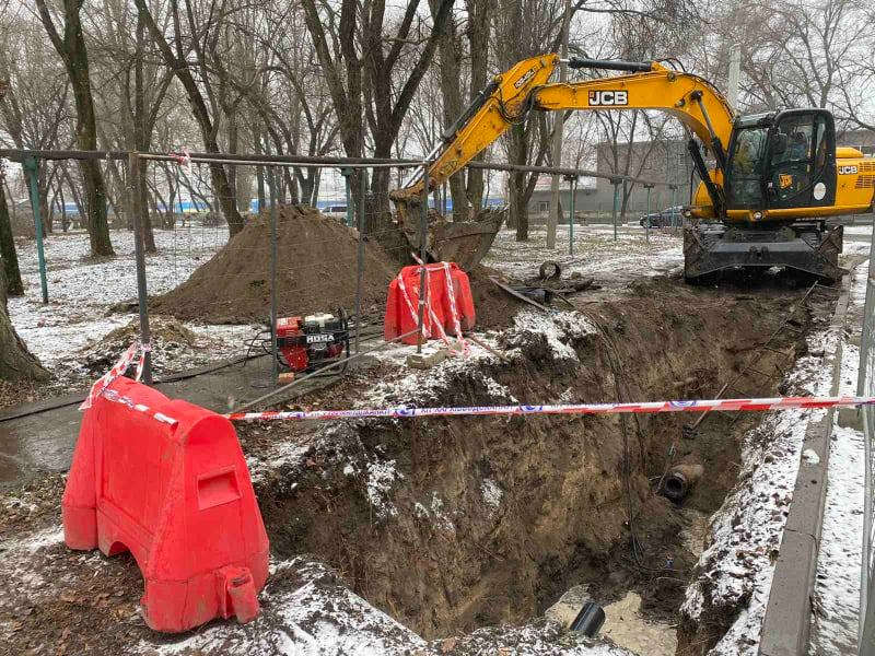 Бригади КП «Харківводоканал» перекладають трубопровід по вулиці Великій Панасівській