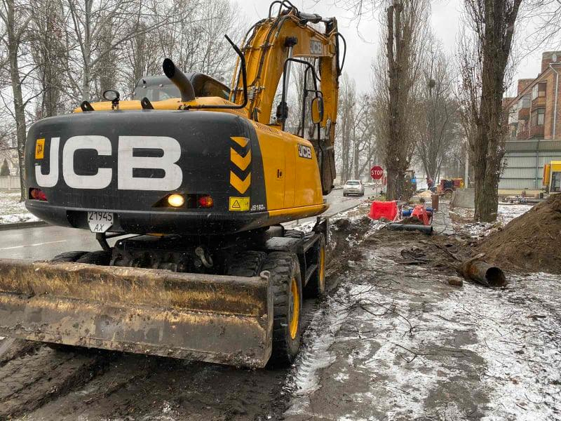 Бригади КП «Харківводоканал» перекладають трубопровід по вулиці Великій Панасівській