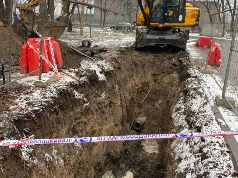 Бригади КП «Харківводоканал» перекладають трубопровід по вулиці Великій Панасівській