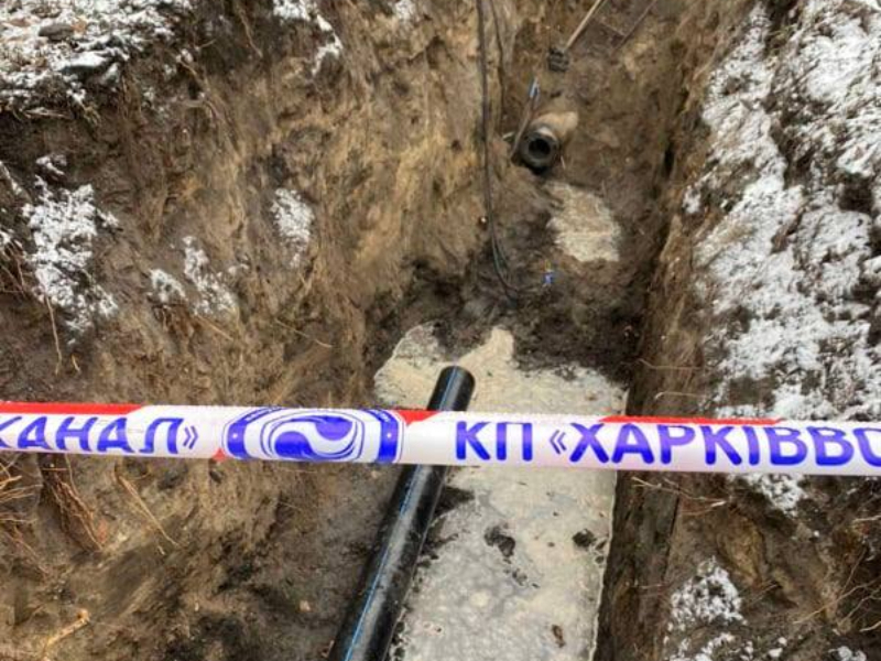 Бригади КП «Харківводоканал» перекладають трубопровід по вулиці Великій Панасівській