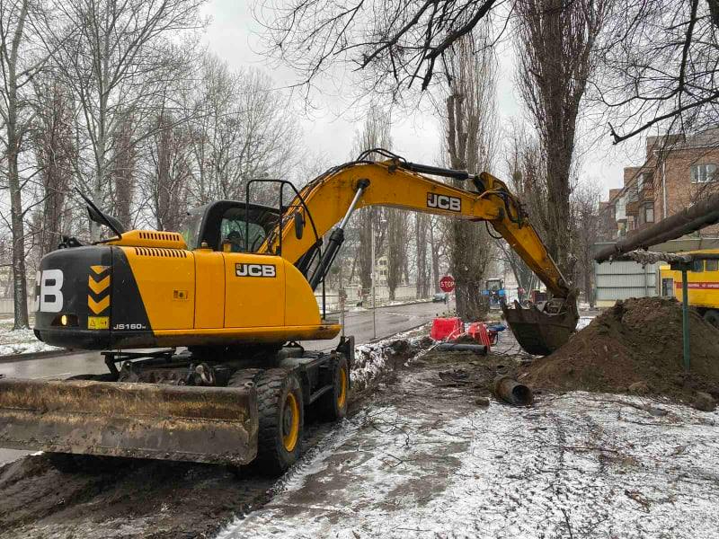 Бригади КП «Харківводоканал» перекладають трубопровід по вулиці Великій Панасівській