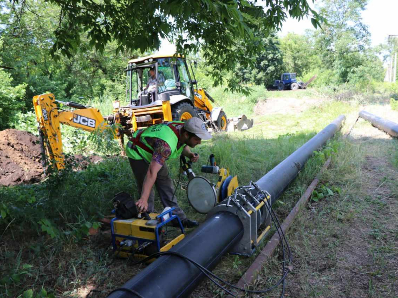 В Індустріальному районі перекладають водовід після обстрілу