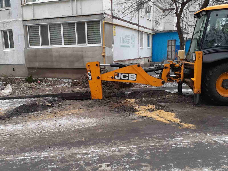 В Індустріальному районі ліквідували складні аварії на водоводі