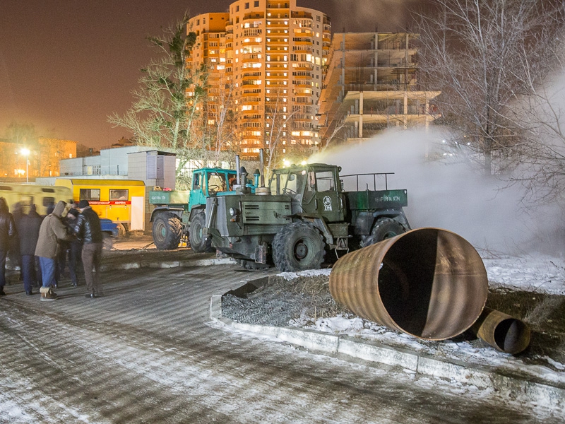 Комунальні підприємства міста в цілодобовому режимі усувають аварію на тепломережі по вулиці Шатилівській