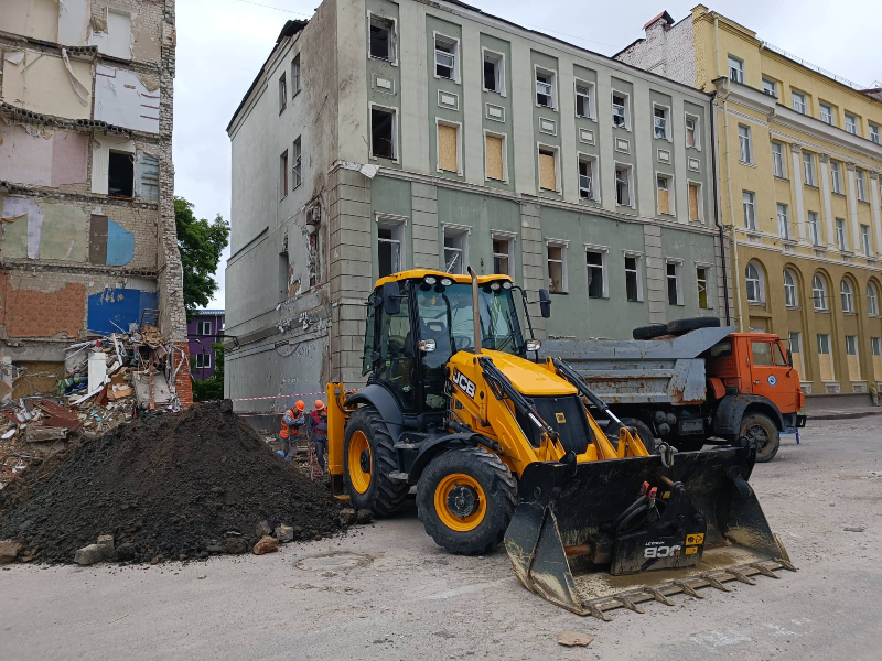 У Основ'янському районі відновлюють пошкоджені вибухом мережі водовідведення