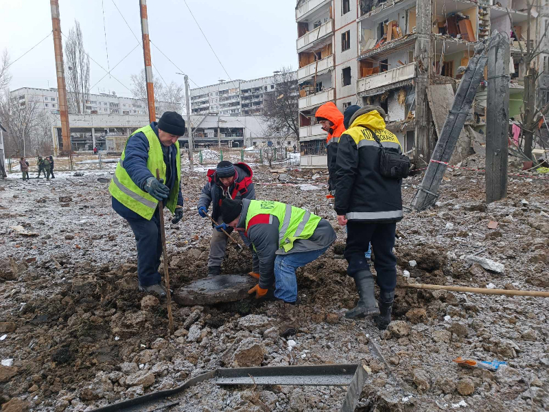 У Київському районі відновлюють пошкоджені ракетною атакою мережі