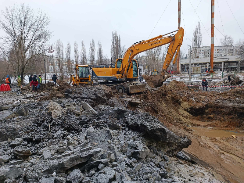 У Київському районі відновлюють пошкоджені ракетною атакою мережі