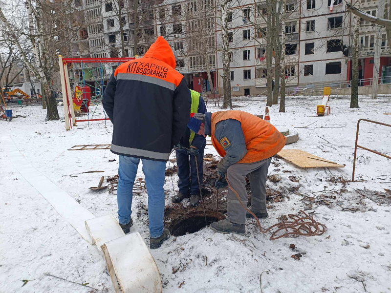 У Київському районі відновлюють пошкоджені ракетною атакою мережі