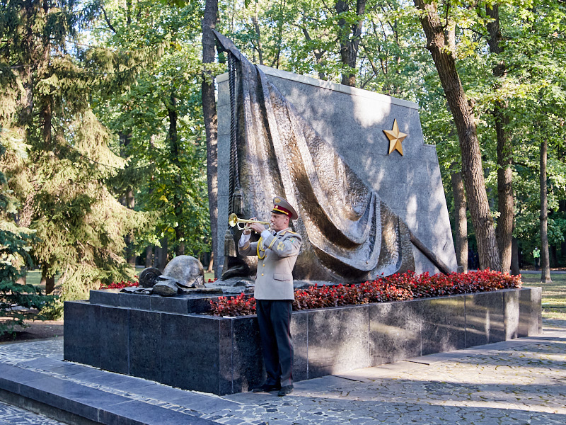На честь Дня визволення Харкова на Меморіалі Слави поклали квіти