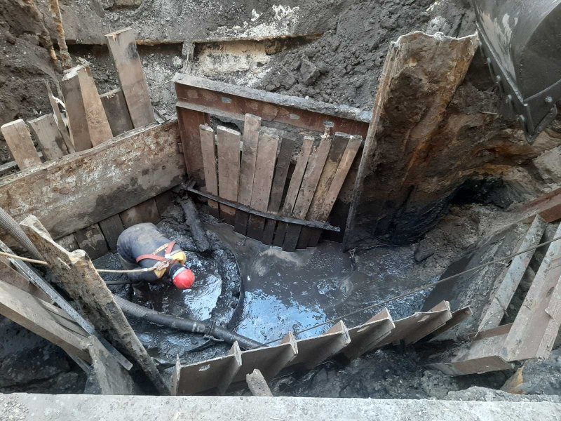 У Новобаварському районі відновлюють каналізаційні колодязі