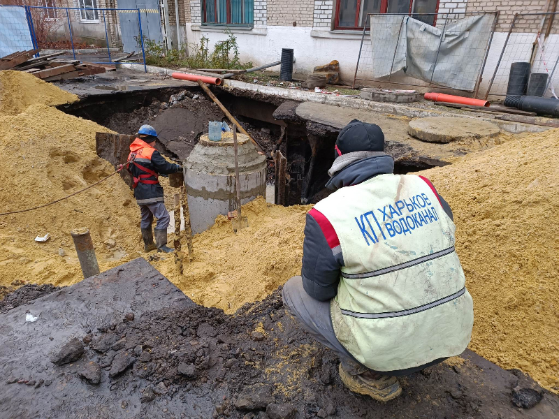 У Новобаварському районі відновлюють каналізаційні колодязі