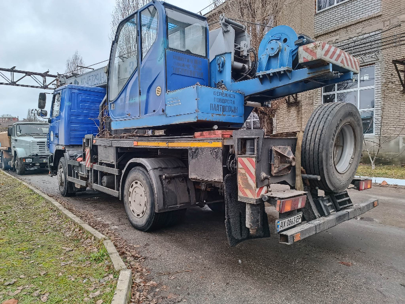 У Новобаварському районі відновлюють каналізаційні колодязі
