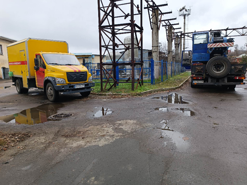 У Новобаварському районі відновлюють каналізаційні колодязі