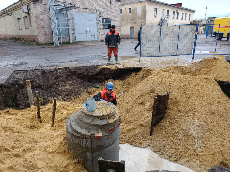 У Новобаварському районі відновлюють каналізаційні колодязі
