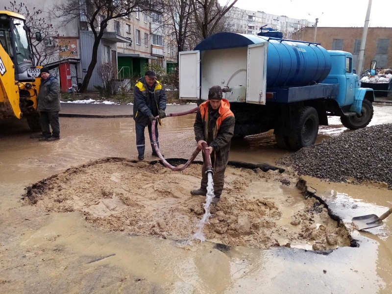 У Шевченківському районі оперативно відновлюють подачу води