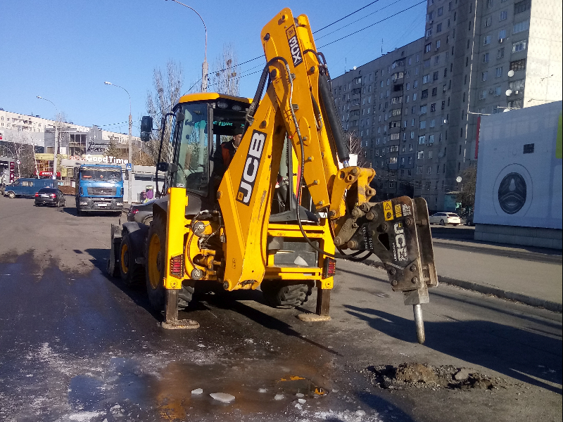У Шевченківському районі ліквідують складну аварію