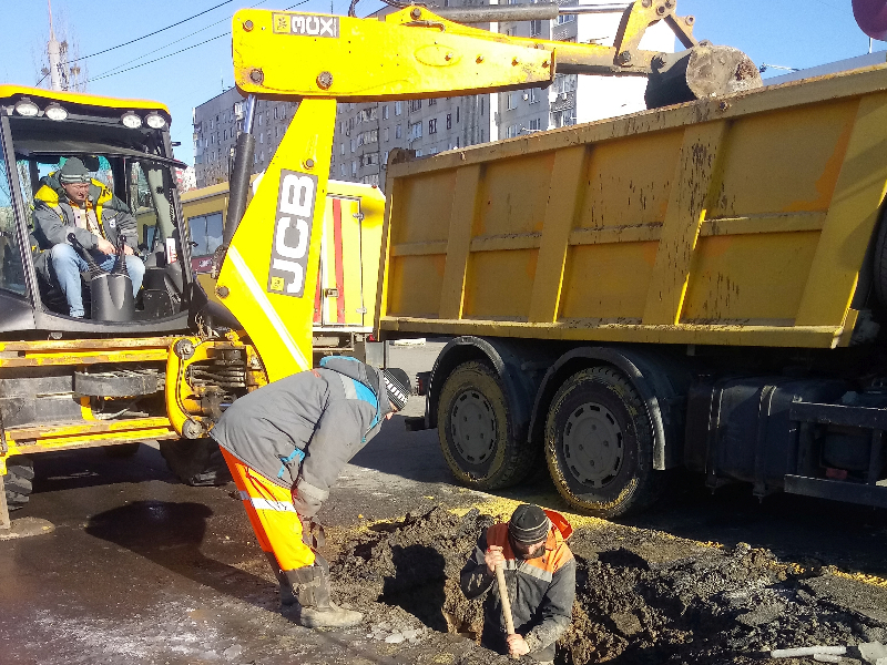 У Шевченківському районі ліквідують складну аварію