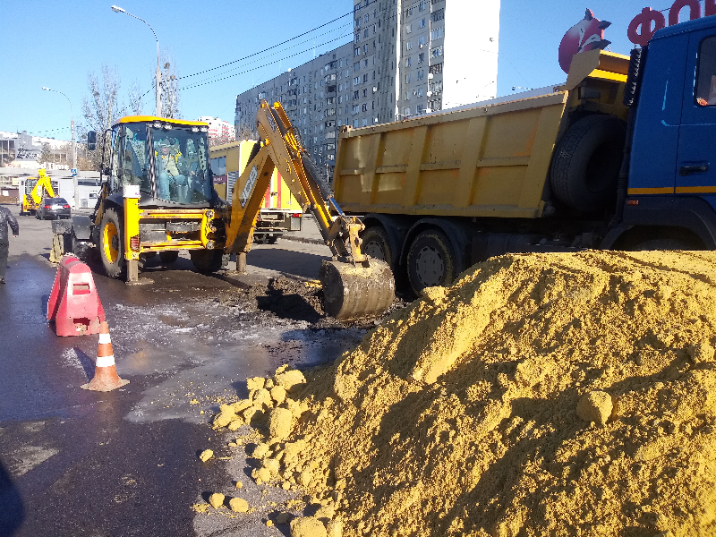 У Шевченківському районі ліквідують складну аварію