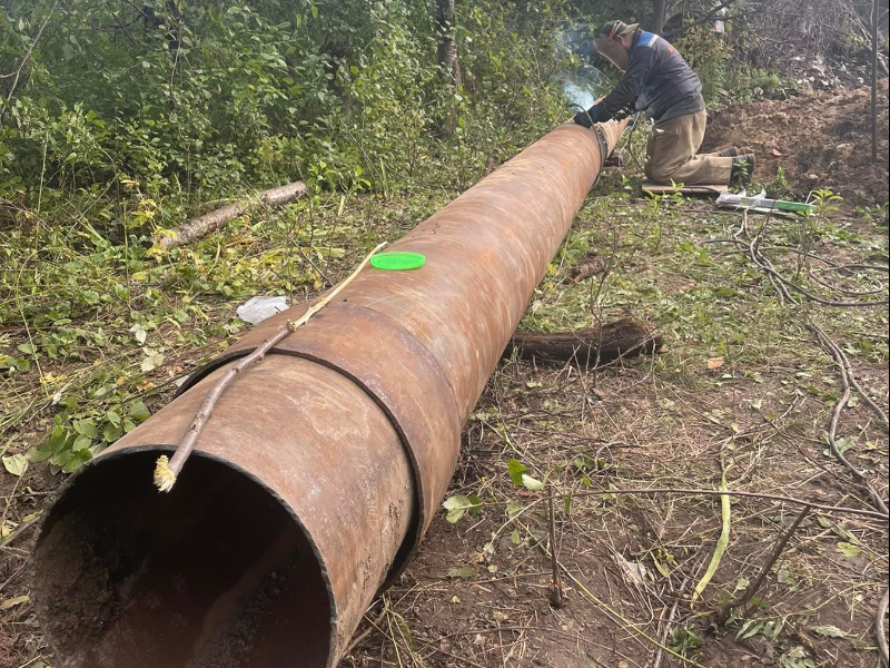 Ремонтники КП «Харківводоканал» відновили водопостачання мешканцям селища П'ятихатки після вибуху на трубопроводі