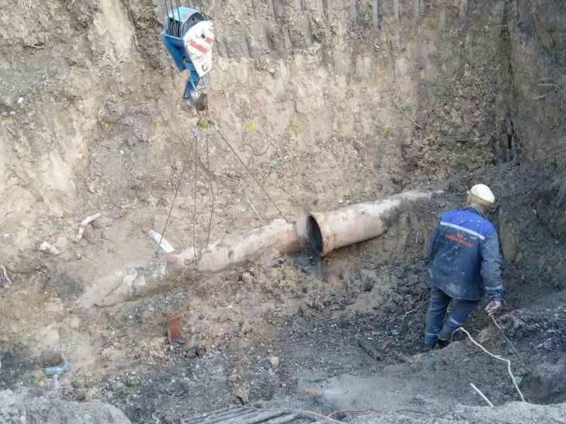 Ремонтники КП «Харківводоканал» відновили водопостачання мешканцям селища П'ятихатки після вибуху на трубопроводі