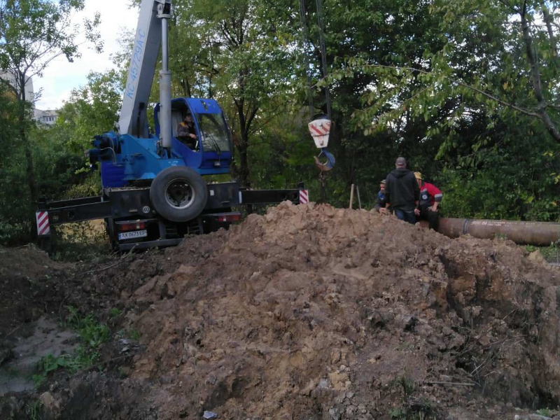Ремонтники КП «Харківводоканал» відновили водопостачання мешканцям селища П'ятихатки після вибуху на трубопроводі