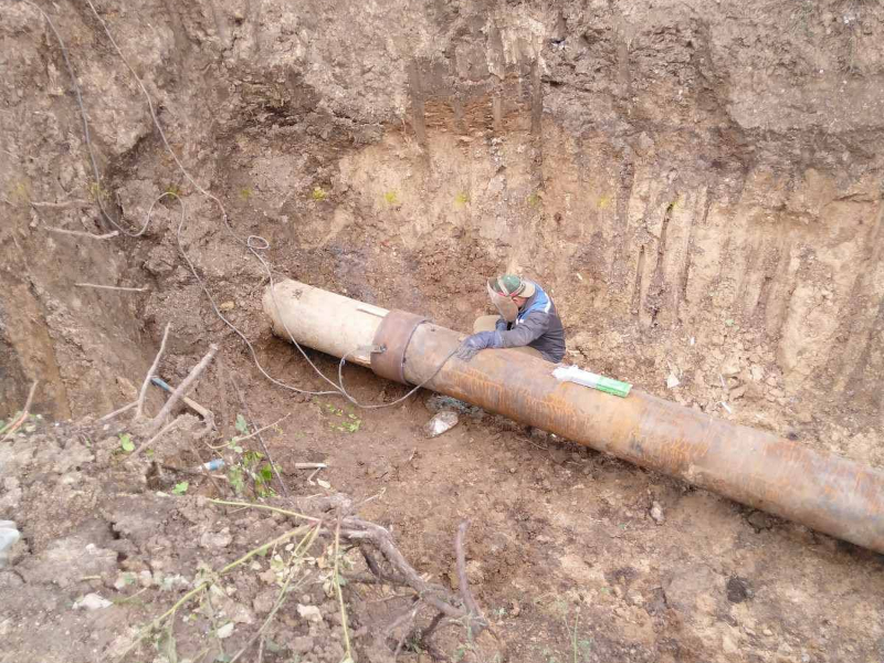 Ремонтники КП «Харківводоканал» відновили водопостачання мешканцям селища П'ятихатки після вибуху на трубопроводі