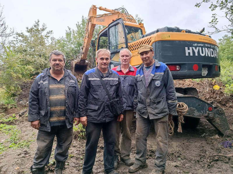 Ремонтники КП «Харківводоканал» відновили водопостачання мешканцям селища П'ятихатки після вибуху на трубопроводі