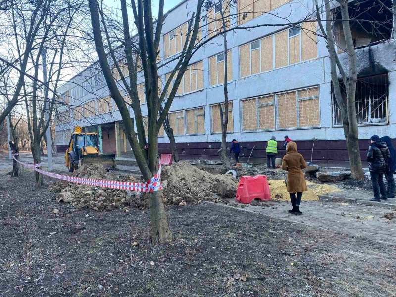 У Київському районі відновили каналізаційний колодязь після обстрілу