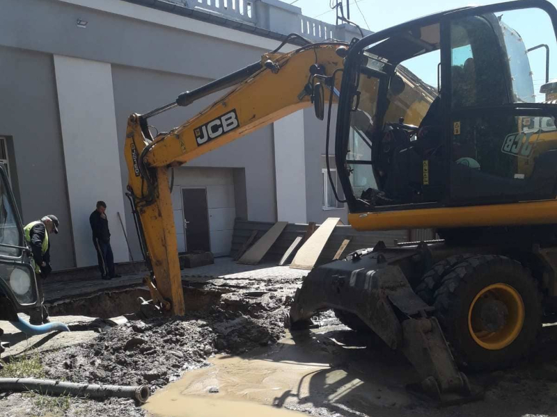 У Новобаварському районі відновлюють трубопровід
