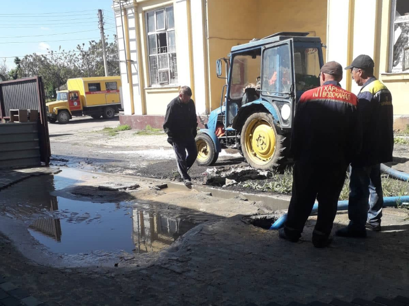 У Новобаварському районі відновлюють трубопровід