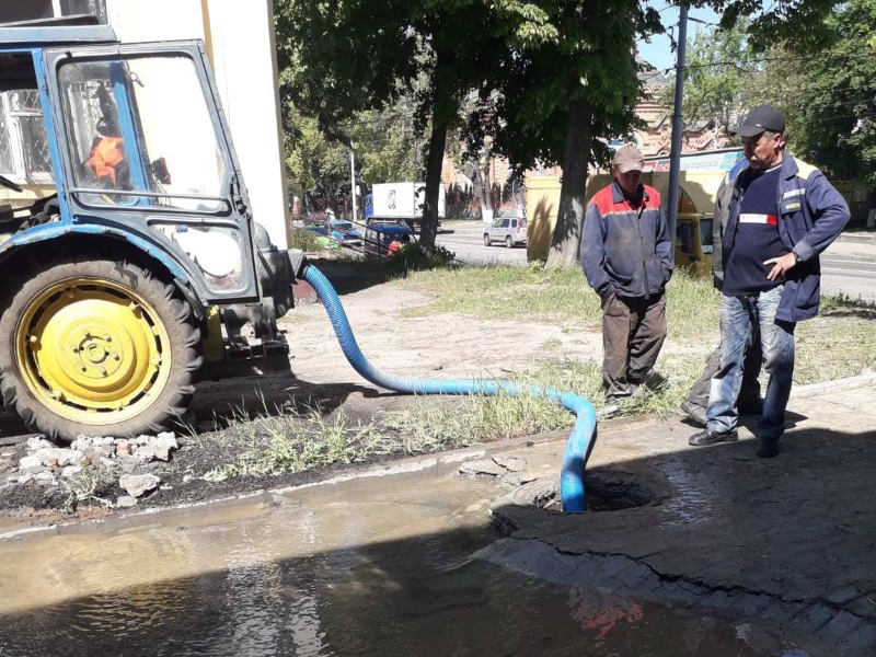 У Новобаварському районі відновлюють трубопровід