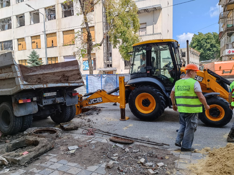 У Київському районі оперативно відновлюють пошкоджені вибухом мережі водовідведення