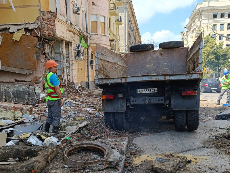 У Київському районі оперативно відновлюють пошкоджені вибухом мережі водовідведення