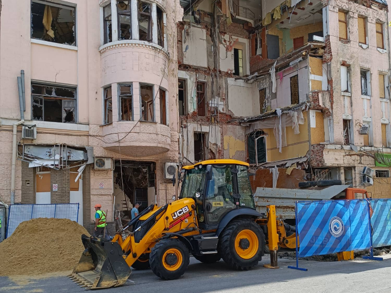 У Київському районі оперативно відновлюють пошкоджені вибухом мережі водовідведення
