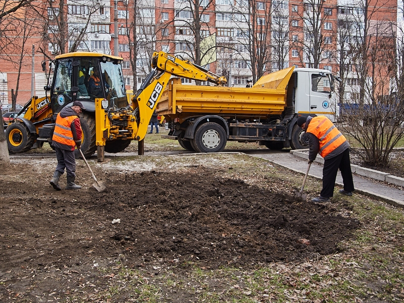 Бригади КП «Харківводоканал» упорядковують території після зими