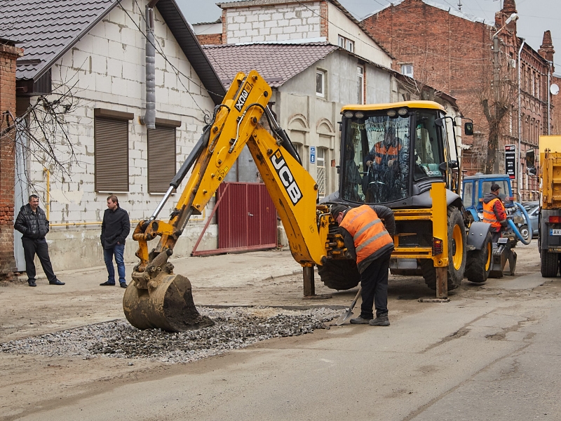 Бригади КП «Харківводоканал» упорядковують території після зими