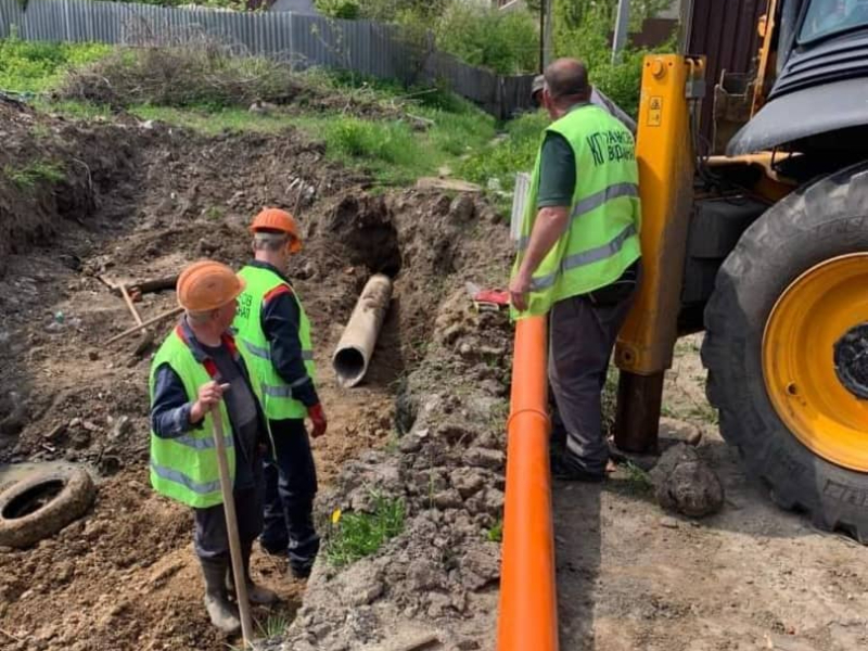 У Шевченківському районі оперативно відновили зруйнований вибухом каналізаційний колодязь