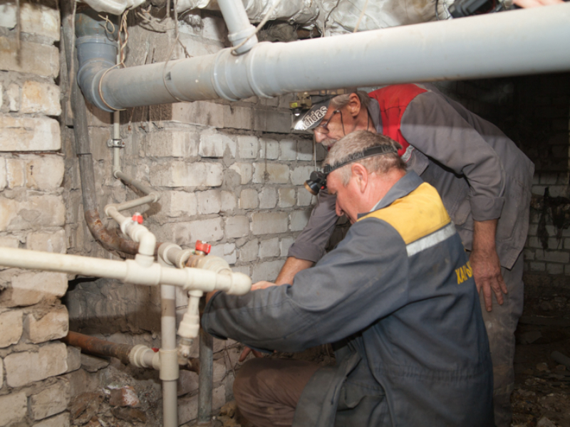 У Холодногірському районі відновлюють внутрішньобудинкові мережі
