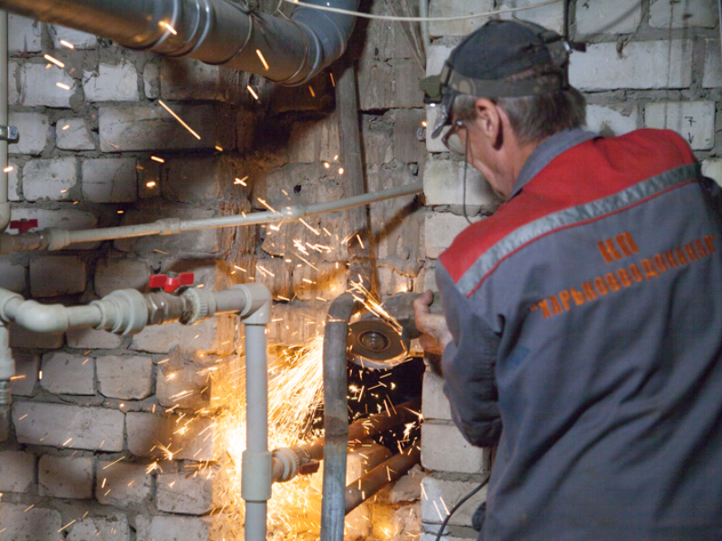 У Холодногірському районі відновлюють внутрішньобудинкові мережі