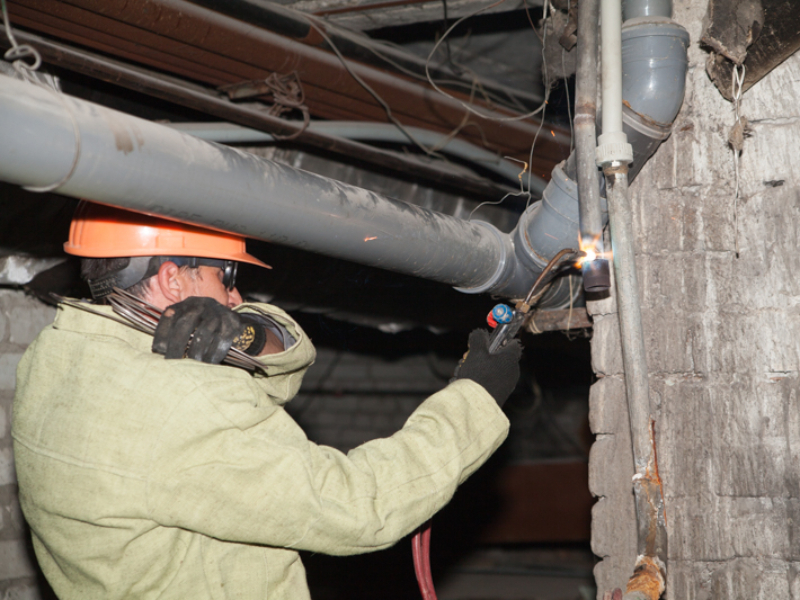 У Холодногірському районі відновлюють внутрішньобудинкові мережі