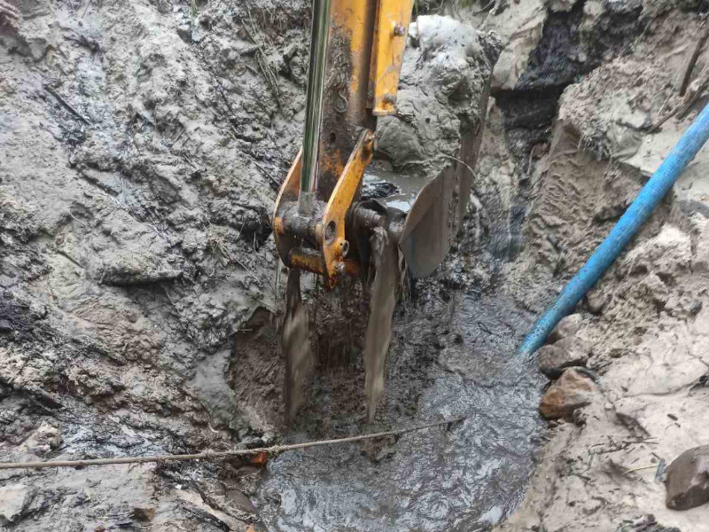 У Новобаварському районі відновлюють водопостачання