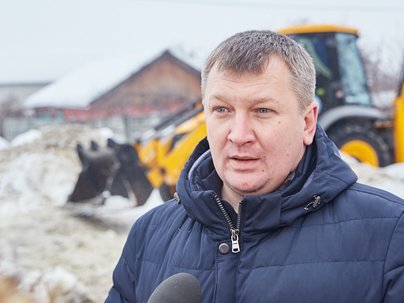 Бригади КП «Харківводоканал» прибирають намерзлий лід біля житлових будинків 