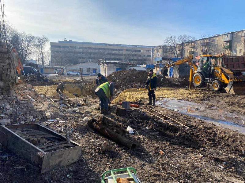 У Київському районі відновили ділянку колектора після обстрілу