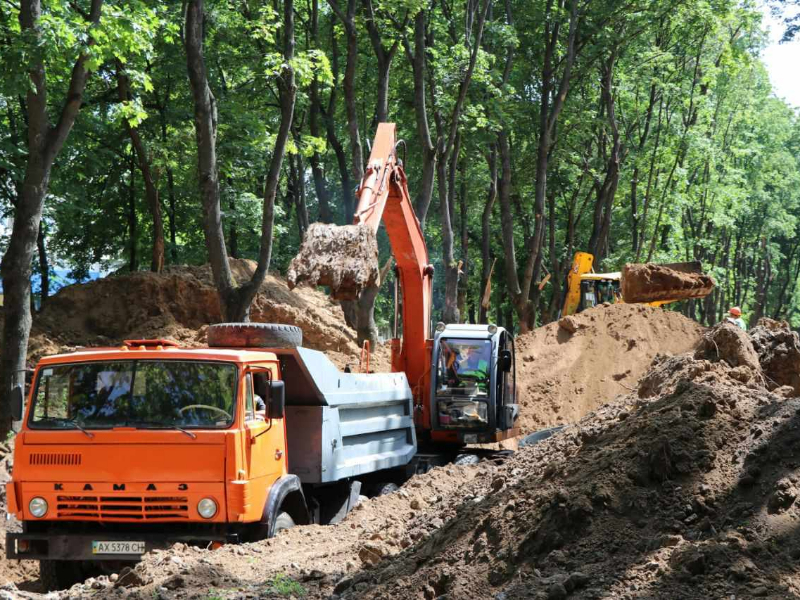 Ремонтники «Харківводоканалу» продовжують відновлювальні роботи на колекторі у Новобаварському районі