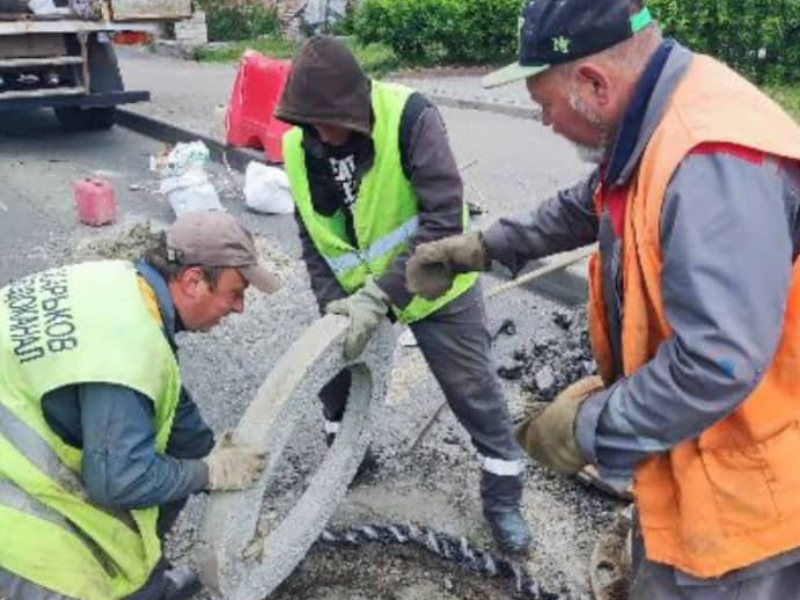 У Харкові оперативно відновлюють зруйновані вибухами каналізаційні колектори та мережі водовідведення