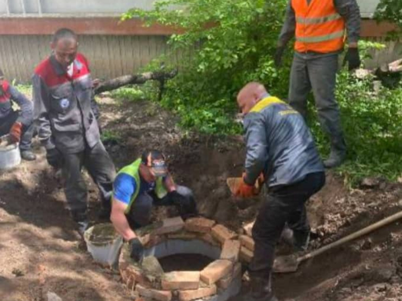 У Харкові оперативно відновлюють зруйновані вибухами каналізаційні колектори та мережі водовідведення
